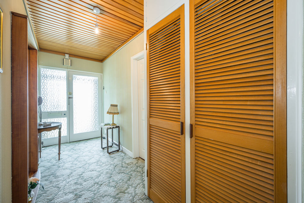 Entrance Hallway- click for photo gallery